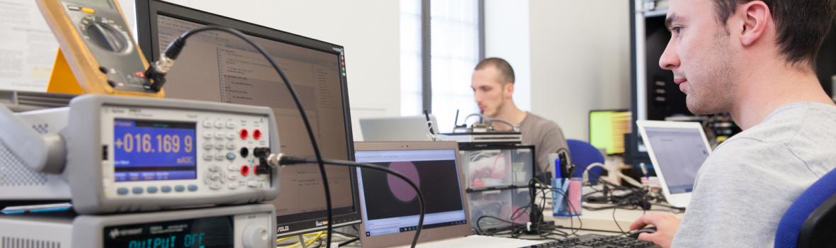 Ricercatori nei laboratori di Dalmine. Ph. Laura Pietra